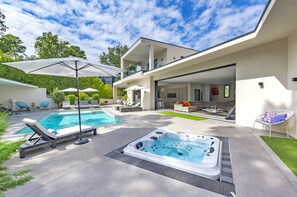 Een buitenzwembad, een verwarmd zwembad