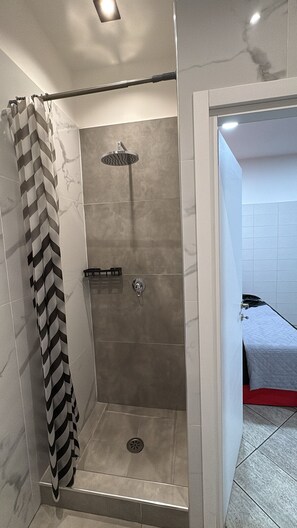 Douche, sèche-cheveux, serviettes fournies, savon