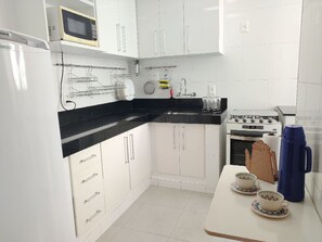 Geladeira, micro-ondas, fogão, cooktop
