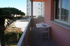 Outdoor dining - Holiday apartment with balcony and air conditioning (Lignano Sabbiadoro)