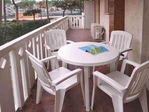 Outdoor dining - Holiday apartment with balcony and air conditioning (Lignano Sabbiadoro)