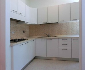 Jääkaappi, mikroaaltouuni, liesi