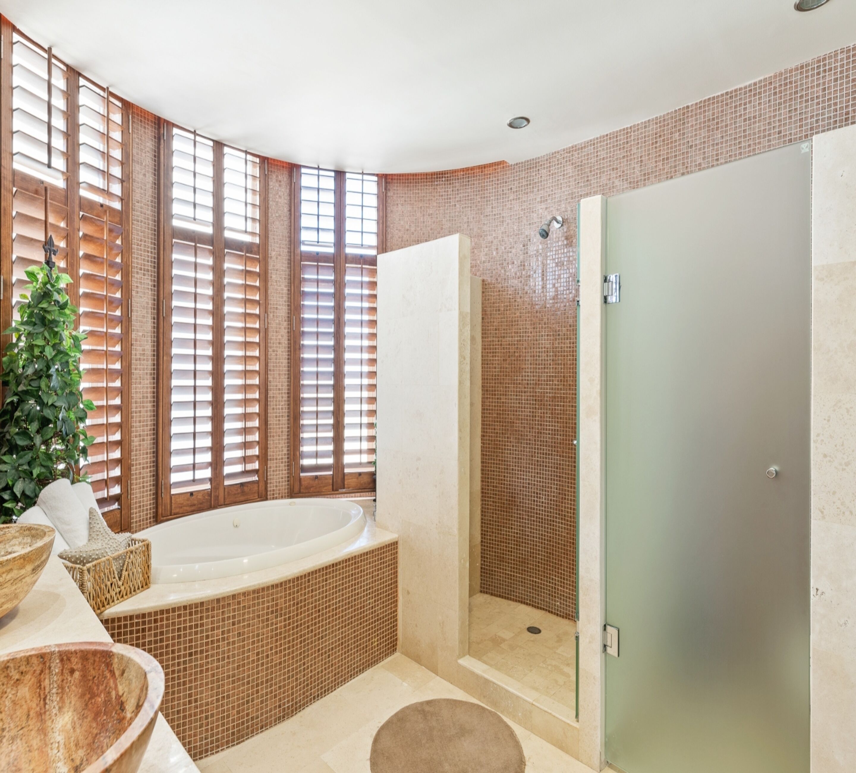Condo dành cho gia đình | Phòng tắm | Vòi sen/bồn tắm kết hợp, máy sấy tóc, khăn tắm 