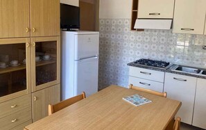 Køleskab, mikrobølgeovn, kogeplade, kaffe-/temaskine