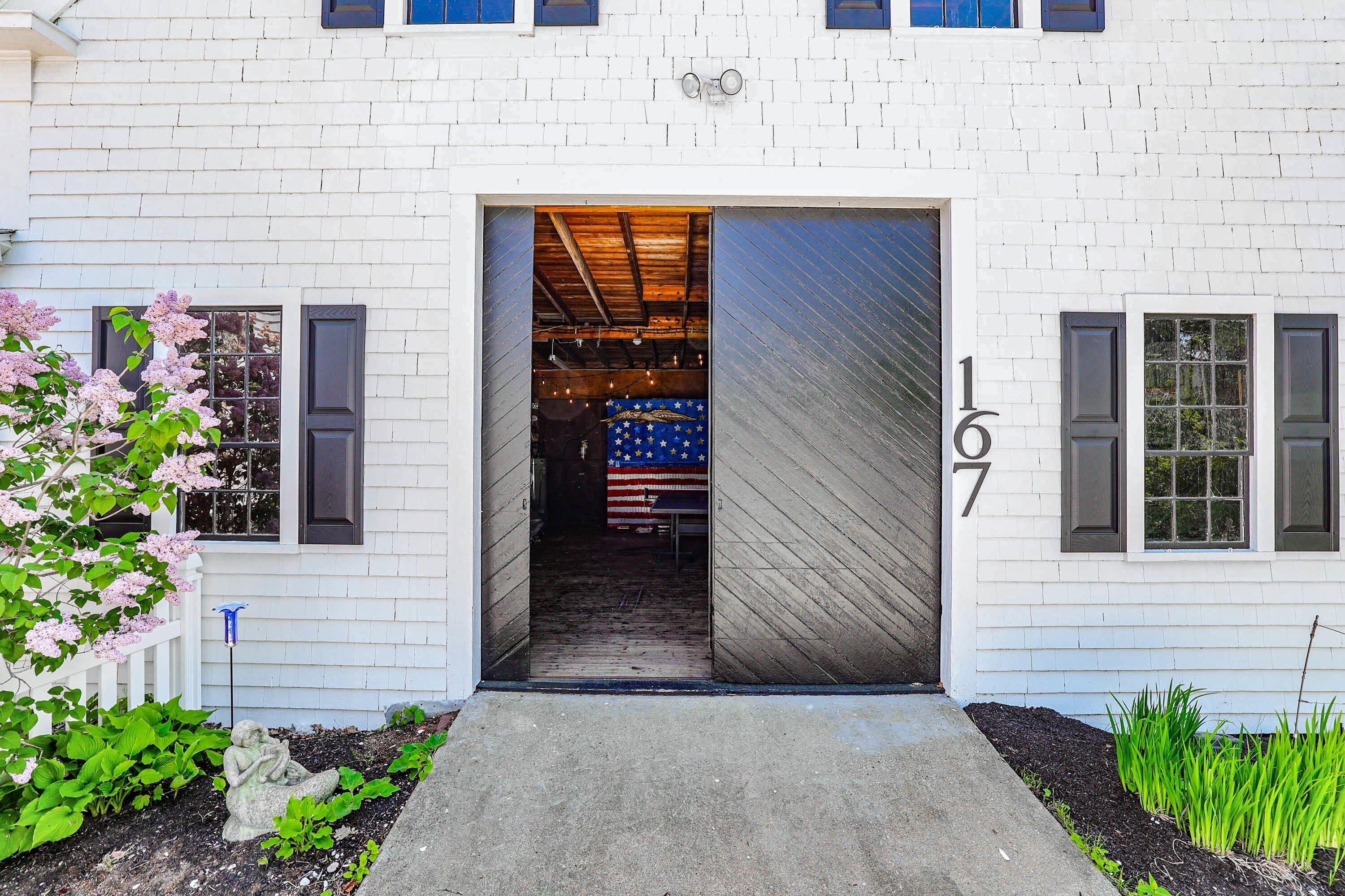 Bright studio with fenced yard and private W/D - less than a half-mile to beach