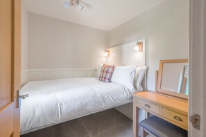 3 bedrooms, iron/ironing board, WiFi, bed sheets - Brook Cottage - village cottage close to pubs and walks (Coniston)