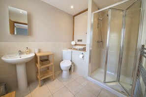 Combined shower/bathtub, hair dryer - Yewdale Cottage, village home with mountain views (Coniston)