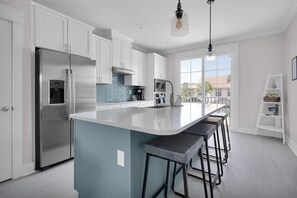 Fridge, microwave, oven, stovetop - Luxury Beach Townhome | Team Joseph Ellen (Jacksonville Beach)