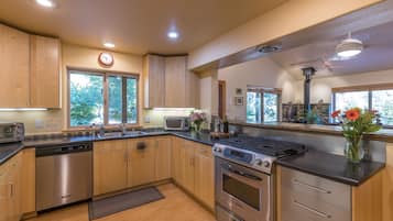 冰箱、微波炉、烤箱、炉灶