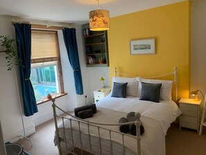 3 dormitorios, escritorio, tabla de planchar con plancha y cuna de viaje