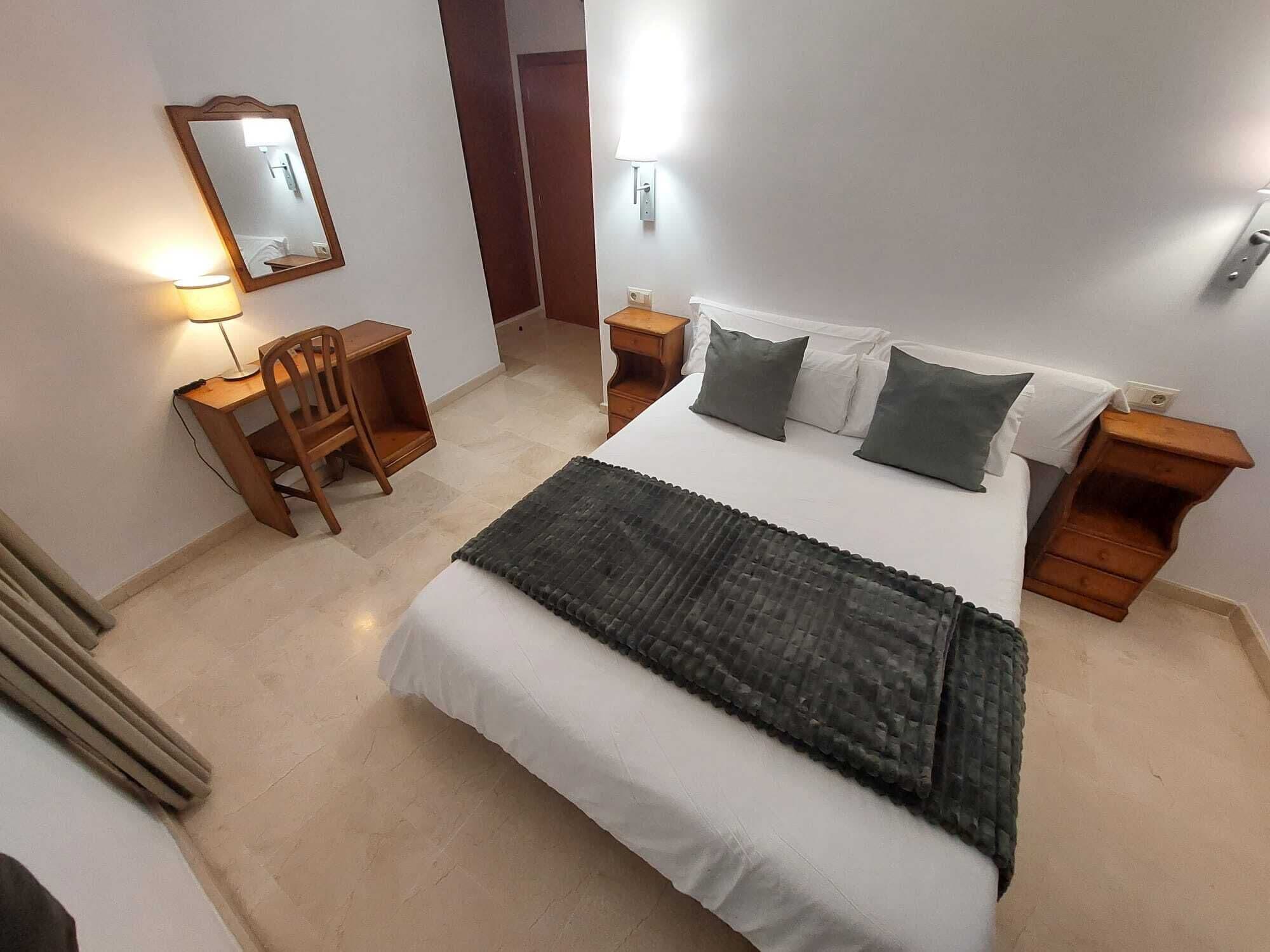 Escritorio, wifi gratis y ropa de cama 