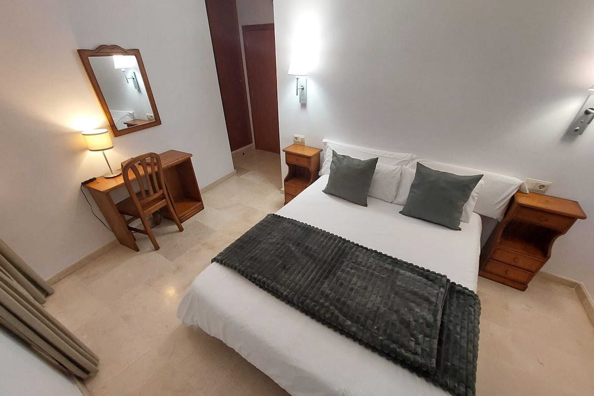 Escritorio, wifi gratis y ropa de cama 