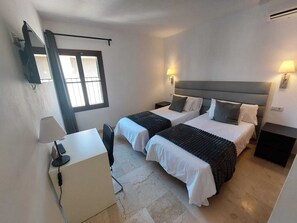 Standard-Doppel- oder -Zweibettzimmer | Schreibtisch, kostenloses WLAN, Bettwäsche