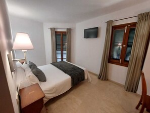 Standard-Doppel- oder -Zweibettzimmer | Schreibtisch, kostenloses WLAN, Bettwäsche