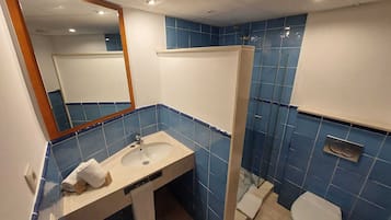 Quarto casal ou duplo standard | Banheiro | Chuveiro, toalhas de banho