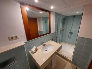 Habitación estándar con 1 cama doble o 2 individuales | Baño | Ducha y toallas