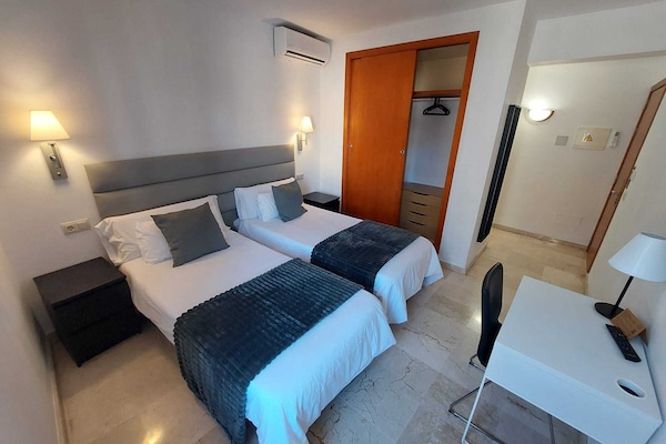 Escritorio, wifi gratis y ropa de cama