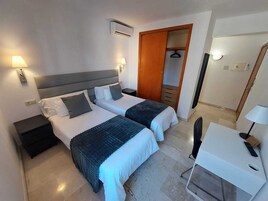 Habitación estándar con 1 cama doble o 2 individuales | Escritorio, wifi gratis, ropa de cama