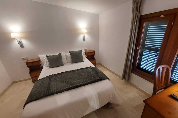Habitación estándar con 1 cama doble o 2 individuales | Escritorio, wifi gratis, ropa de cama