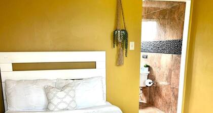 One Bedroom Apartment minutes from Ys Falls, Safari and Zoo: Royale Flush Suites
