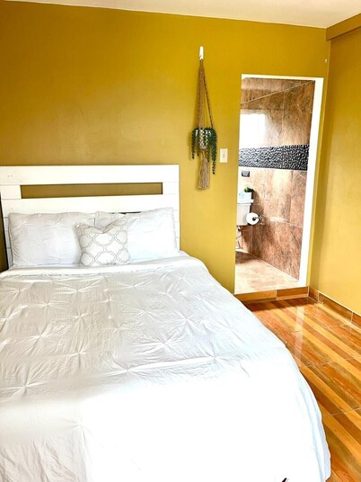 One Bedroom Apartment minutes from Ys Falls, Safari and Zoo: Royale Flush Suites