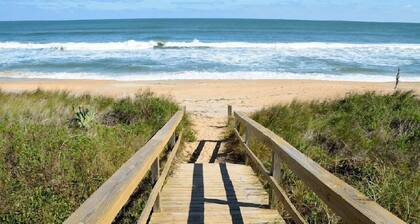 *Jax Beach Retreat*- Blocks from beach, spacious