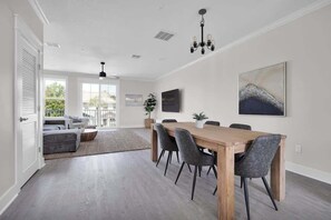 Dining - *Jax Beach Retreat*- Blocks from beach, spacious (Jacksonville Beach)