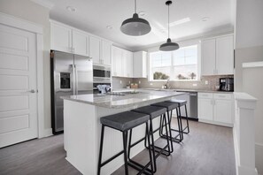 ثلاجة، ميكروويف، فرن، موقد طهي مسطح