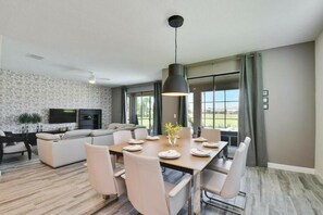 Dining - Amazing 6 Bedrooms/5 Bathrooms at Solterra Resort (Davenport)