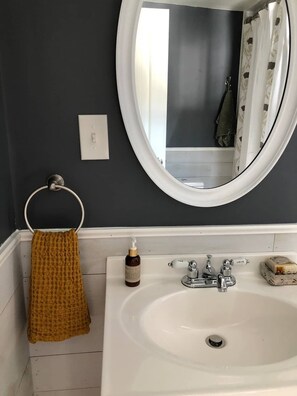 Combined shower/bathtub, hair dryer, towels, soap