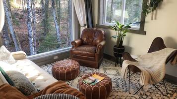 Een open haard en boeken