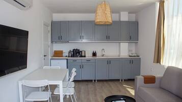 Departamento superior, 1 cama King size y sofá cama, junto a la playa | Cocina privada | Refrigerador, tetera eléctrica, utensilios de cocina y condimentos