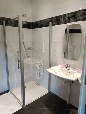 Douche, sèche-cheveux, serviettes fournies, papier toilette