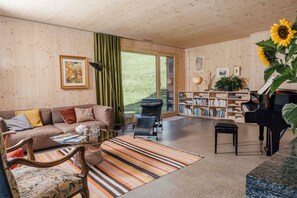 壁爐、書籍、音響