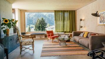 Una chimenea, libros, un reproductor estéreo