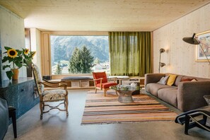 Cheminée, livres, chaîne hi-fi