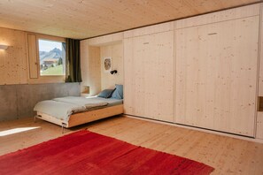 3 間睡房、書桌