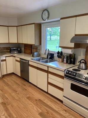 Frigorifero, forno, piano cottura, lavastoviglie