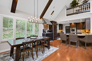 Dining - Spacious! All Paved road access, High Speed Internet, 7 Minutes to downtown BR!  (Blue Ridge)