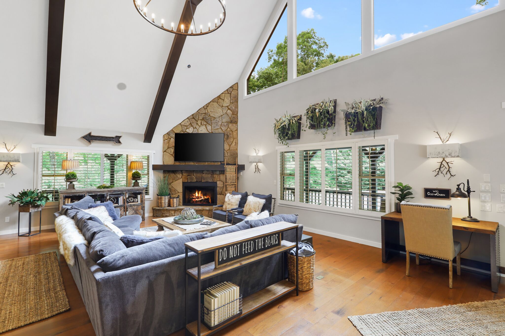 TV connectée, cheminée, jeux vidéo, chaîne hi-fi