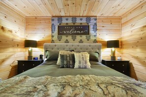 4 bedrooms, desk, iron/ironing board, free WiFi - Spacious! All Paved road access, High Speed Internet, 7 Minutes to downtown BR!  (Blue Ridge)