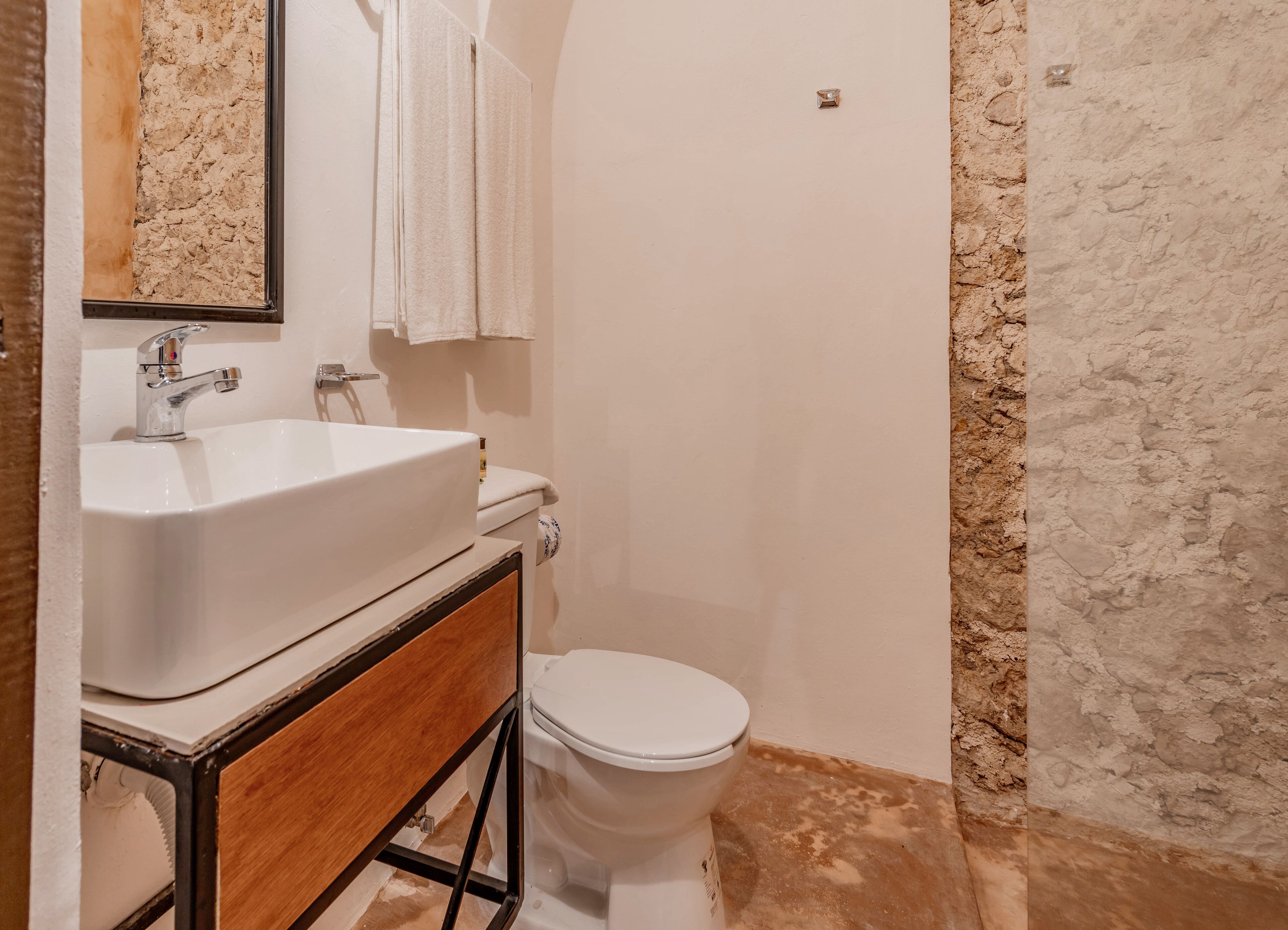 standard double room | bathroom | shower, towels