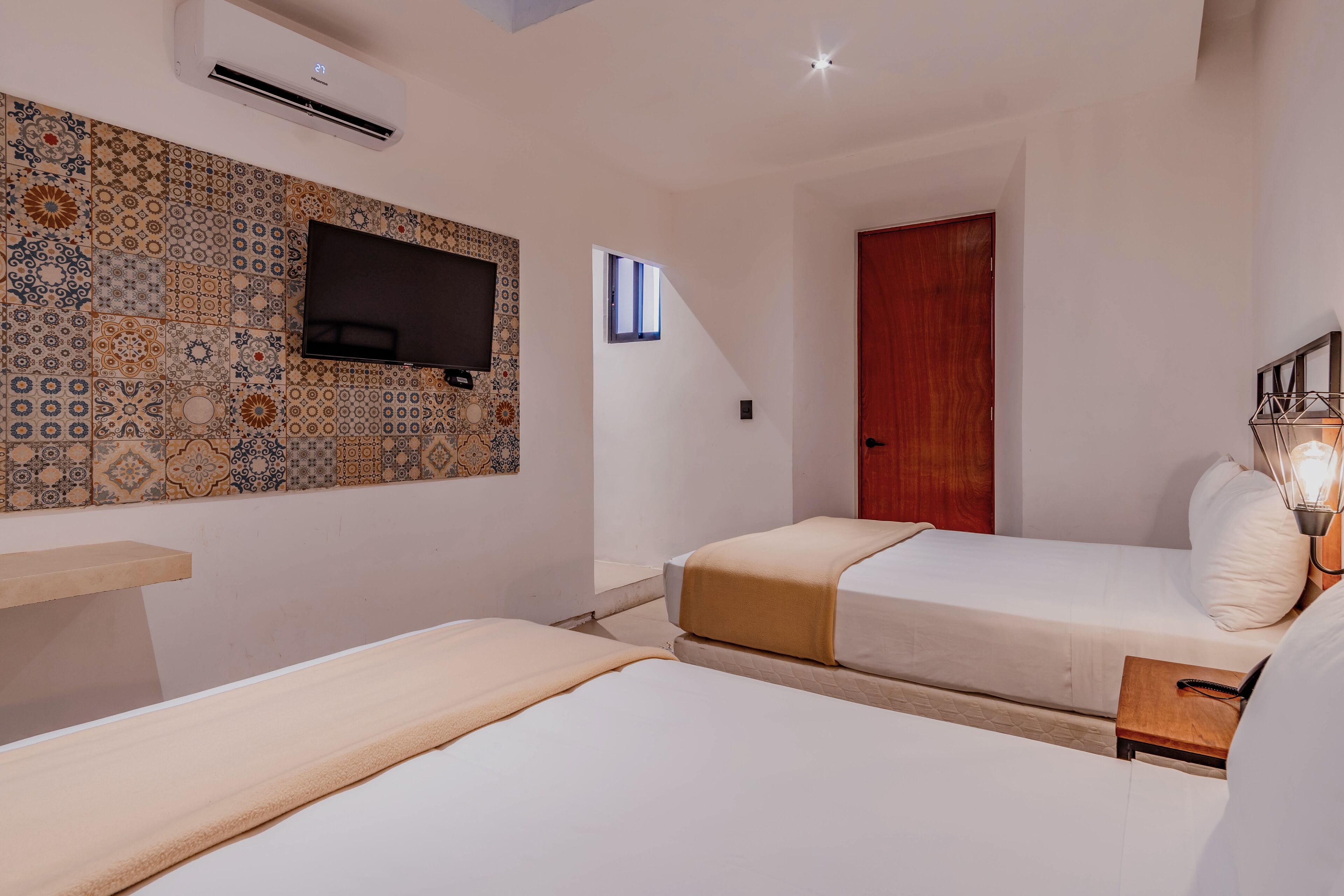 superior room | in-room safe, desk, free wifi, bed sheets