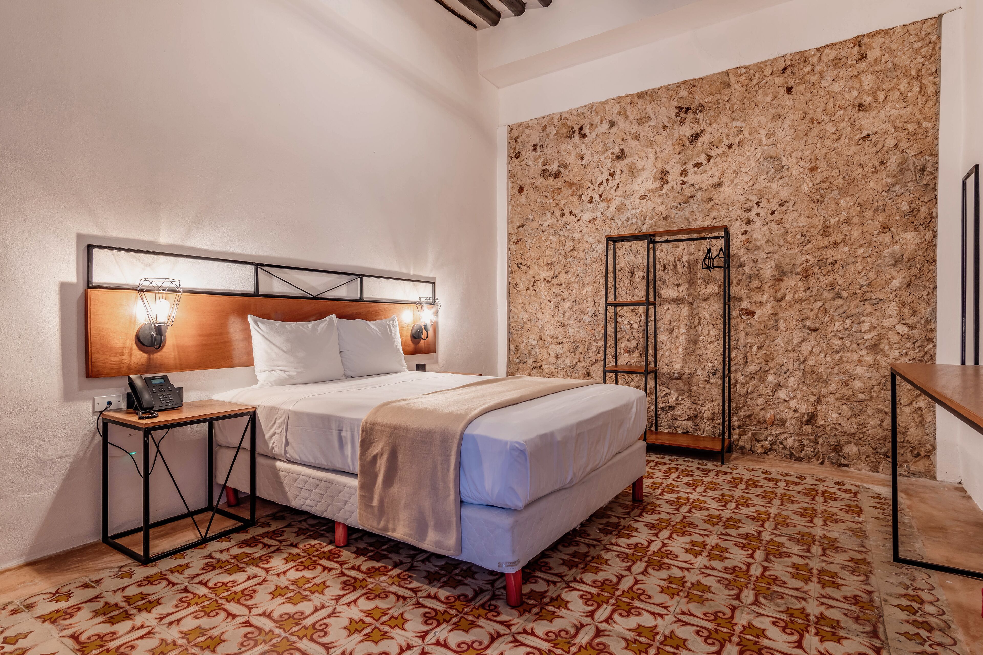 standard double room | in-room safe, desk, free wifi, bed sheets