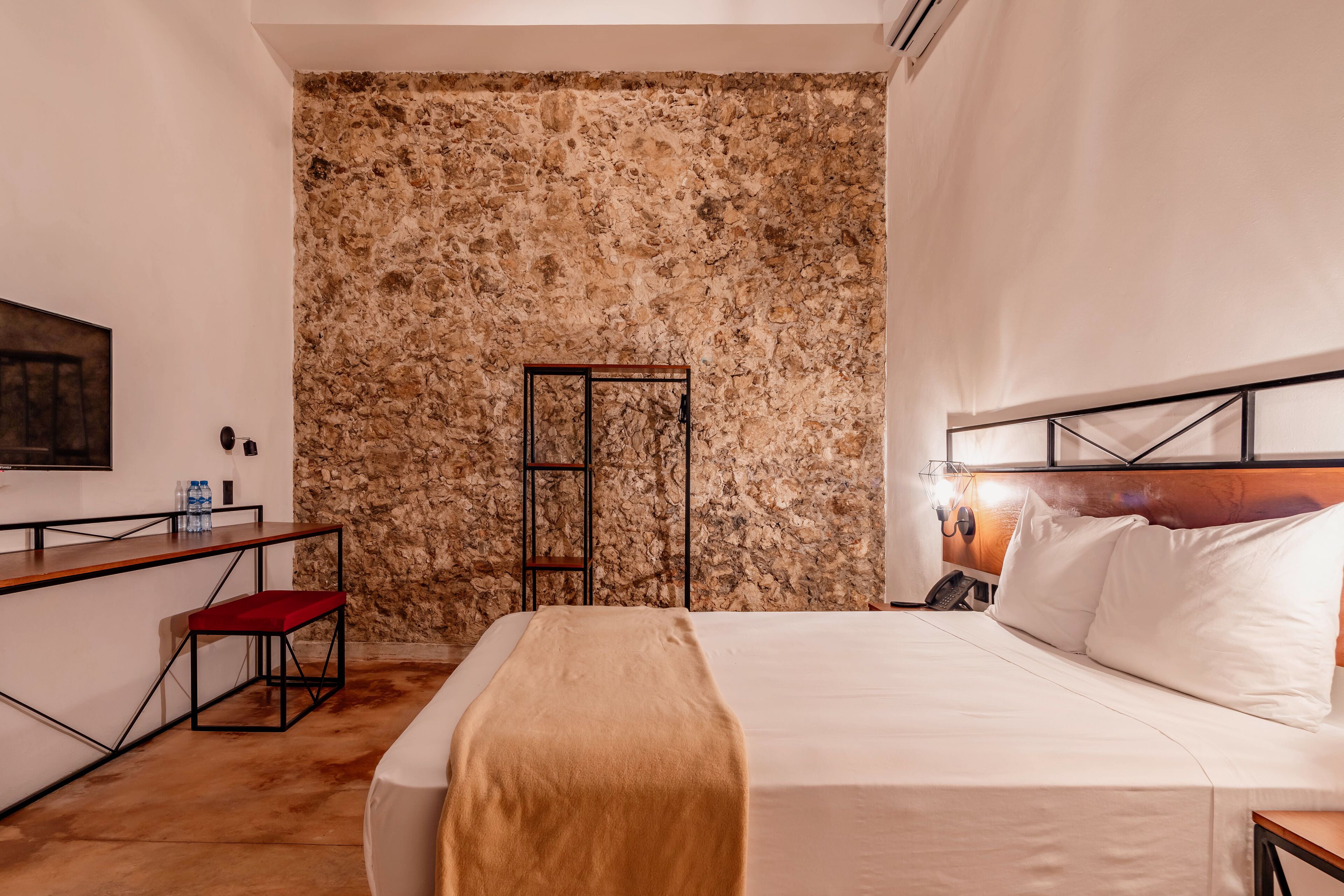 standard double room | in-room safe, desk, free wifi, bed sheets