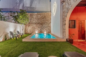 Outdoor pool, open 9:00 AM to 8:00 PM, pool loungers - Hotel HO Merida (Mérida)