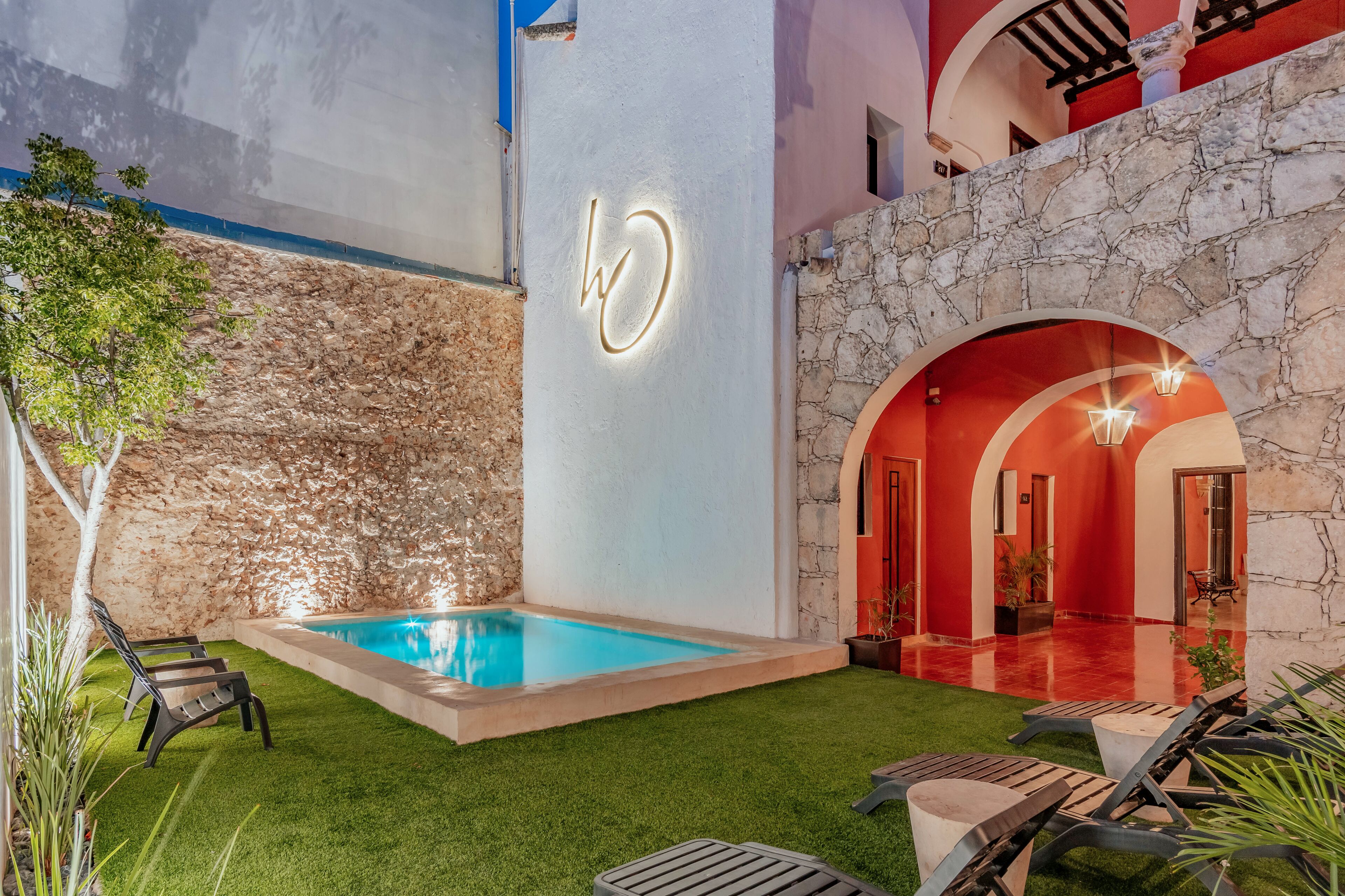 outdoor pool, open 9:00 am to 8:00 pm, pool loungers