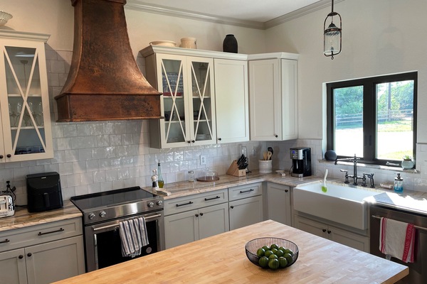 Kylskåp, mikrovågsugn, ugn och spishäll