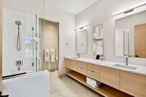 Duschwanne, Haartrockner, Fußbodenheizung (Badezimmer), Shampoo