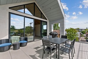 Outdoor dining - New, Executive Luxurious Townhome, Downtown Whitefish, Amazing Views, Sleeps 8! (Whitefish)